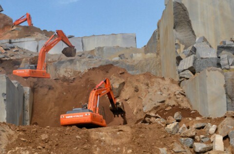 Koparki pracujące w kamieniołomie.