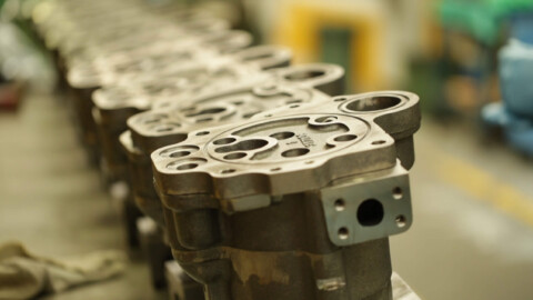 Řada kovových strojních čerpadel.