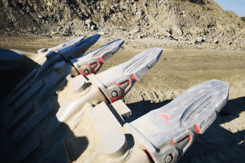 Detailní záběr na adaptéry pro zuby lopaty rypadla.