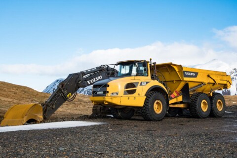 Žlutý stavební nákladní vůz značky Volvo A35F.