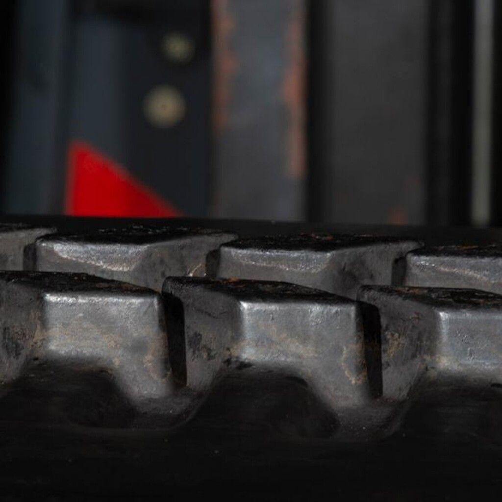 Koparko-nakladač JCB 3CX při práci na staveništi.