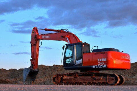 Oranžové rypadlo Hitachi Zaxis 240LC.