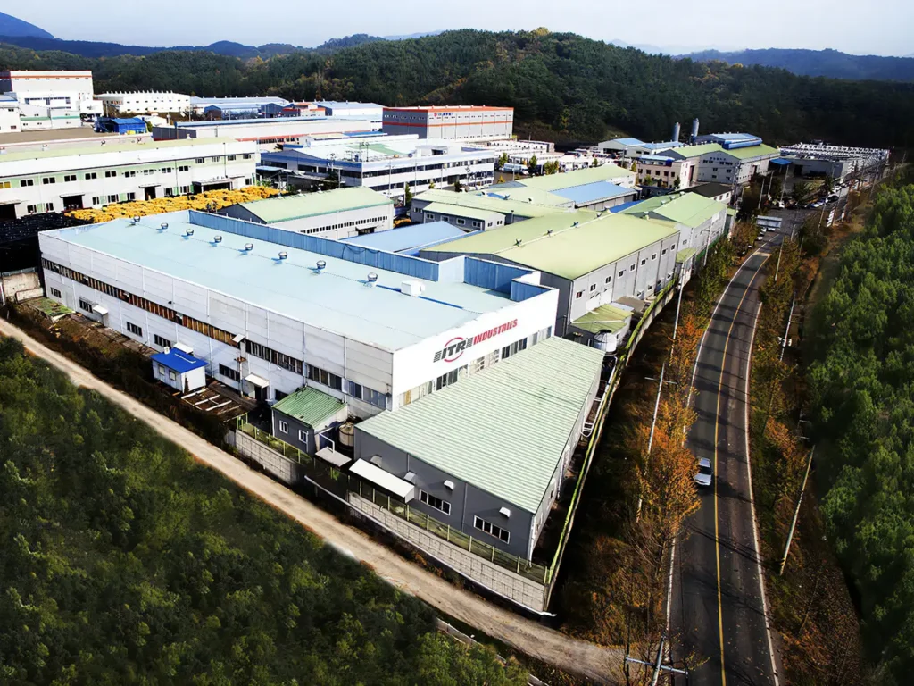 Letecký pohled na průmyslový komplex ITR s rozsáhlými skladovými budovami a výrobními halami.