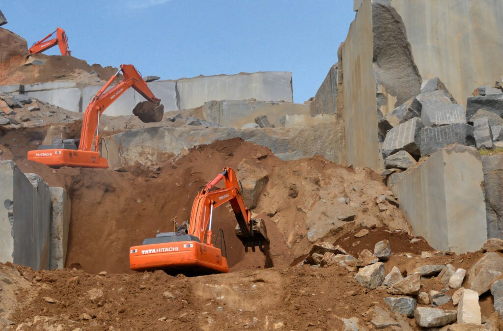 Bagry pracující v lomu kameniva.