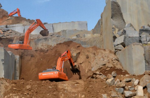 Bagry pracující v lomu kameniva.