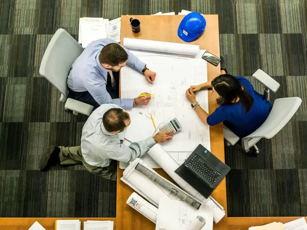 Zavádění moderních technologií ve stavebnictví představuje příležitost ke zvýšení produktivity, snížení nákladů a posílení konkurenceschopnosti firmy. Příliš unáhlená rozhodnutí nebo nedostatečná příprava však mohou vést k nákladným chybám a problémům. V tomto článku se dozvíte, jaké jsou nejčastější technologické nástrahy a jak se jim vyhnout, aby technologie byla podporou, nikoli zdrojem obtíží.