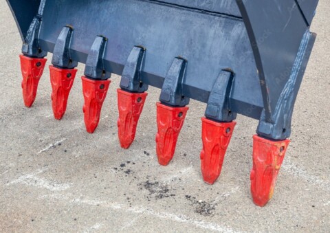 Detailní pohled na zuby lopaty rypadla.